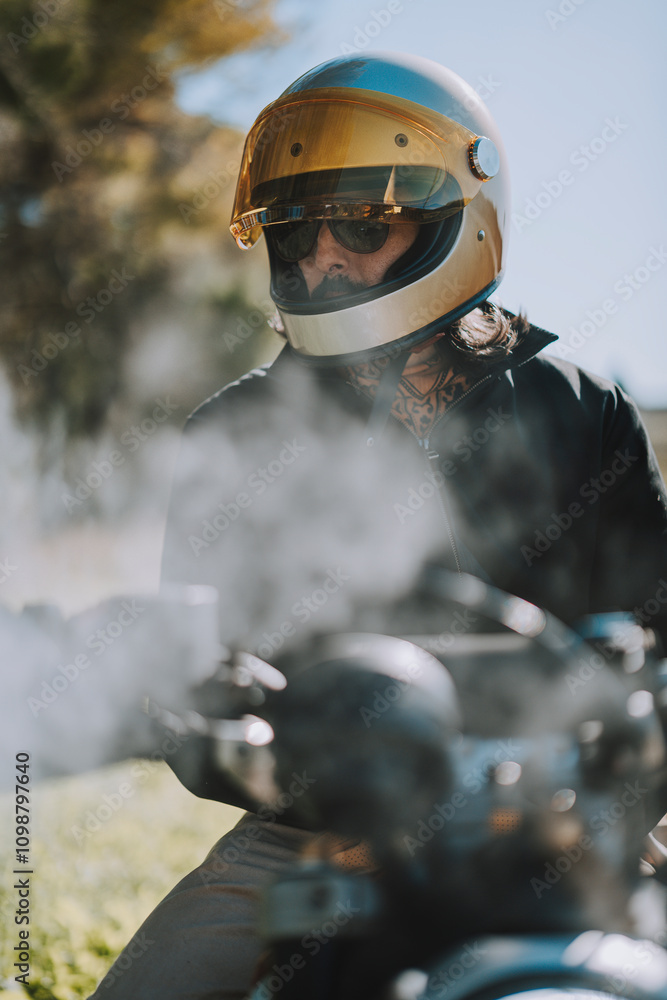Hombre con barba y estilo alternativo con moto de campo en paso de bosque 