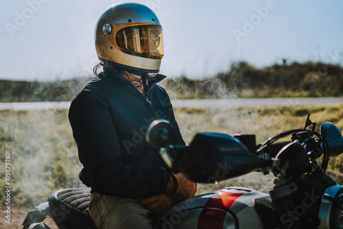 Hombre con barba y estilo alternativo con moto de campo en paso de bosque 