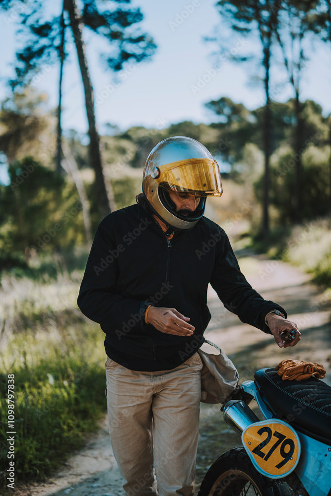 Hombre con barba y estilo alternativo con moto de campo en paso de bosque