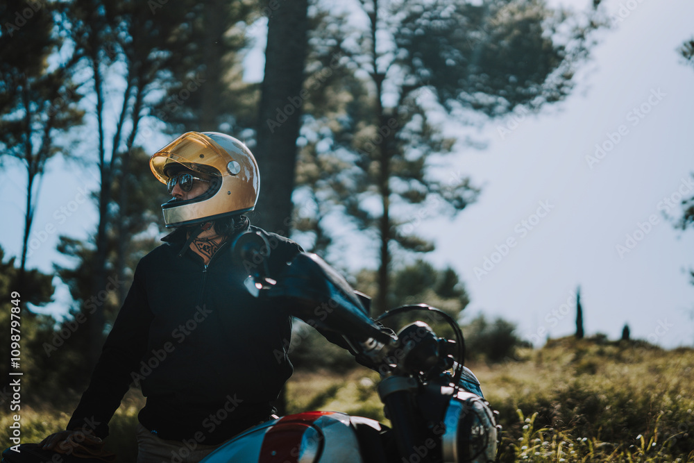 Hombre con barba y estilo alternativo con moto de campo en paso de bosque