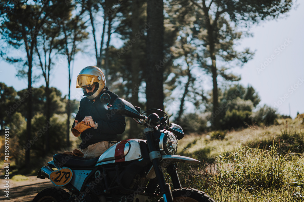 Hombre con barba y estilo alternativo con moto de campo en paso de bosque
