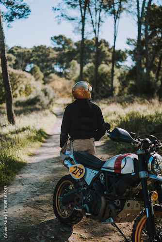 Obraz na płótnie Hombre con barba y estilo alternativo con moto de campo en paso de bosque w salonie