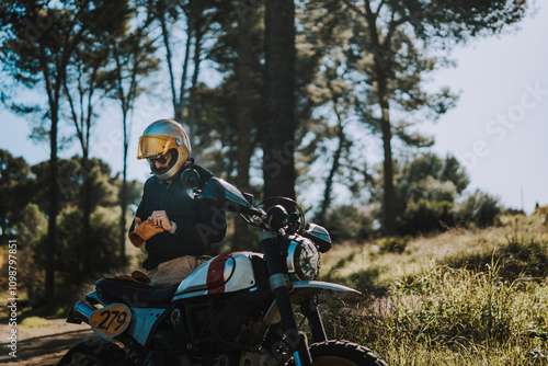Obraz na płótnie Hombre con barba y estilo alternativo con moto de campo en paso de bosque w salonie