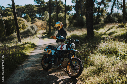 Obraz na płótnie Hombre con barba y estilo alternativo con moto de campo en paso de bosque w salonie