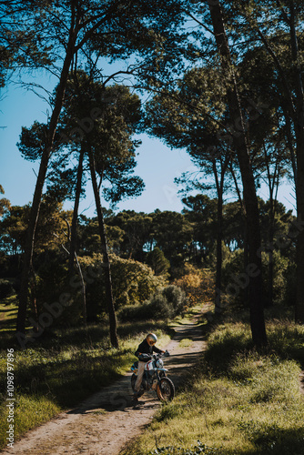 Obraz na płótnie Hombre con barba y estilo alternativo con moto de campo en paso de bosque w salonie
