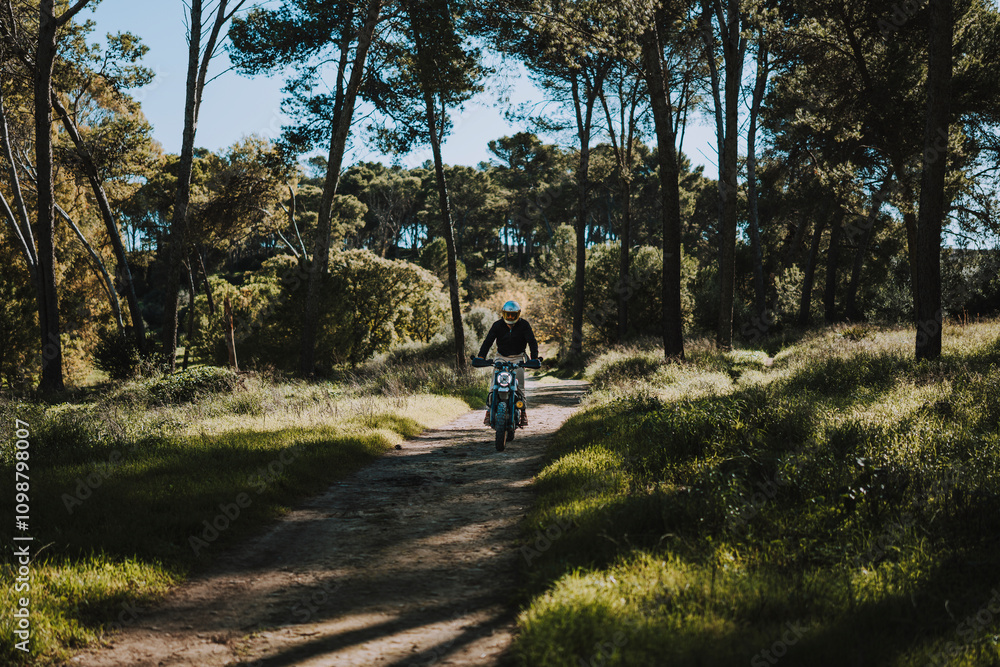 Hombre con barba y estilo alternativo con moto de campo en paso de bosque