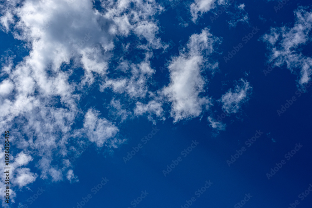 Obraz premium céu azul com nuvens brancas