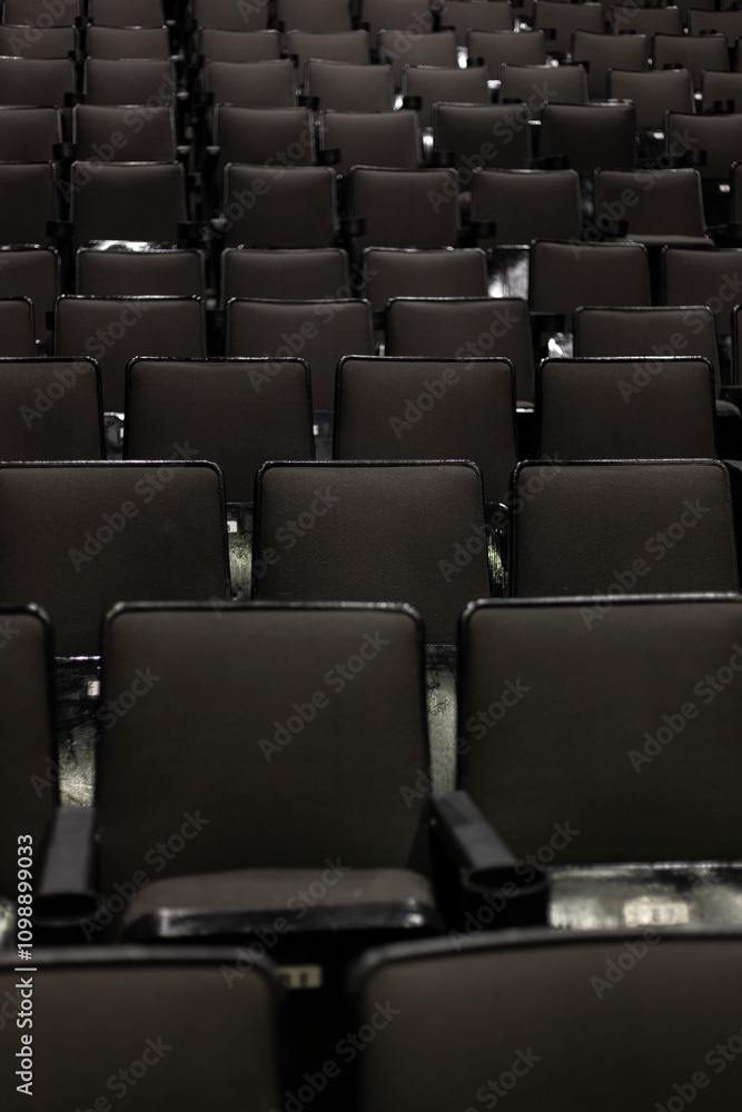 Obraz premium Gradas de un teatro. Butacas negras. Platea de un teatro. Zona del público. Asientos para espectadores. Auditorio.