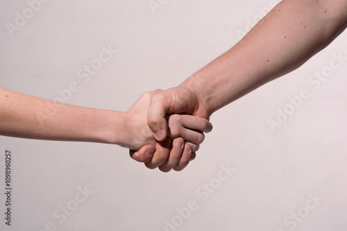 Fotografía Holding hands