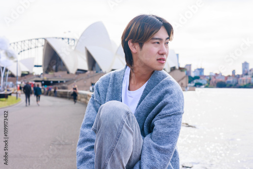 Photography シドニーのオペラハウスの横で海を眺める日本人男性
