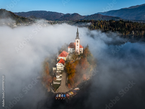 Obraz na płótnie Bled, Slovenia - Aerial view of beautiful Lake Bled (Blejsko Jezero) with Pilgrimage Church of the Assumption of Maria on a small island with Pletna boats and fog over the lake on an autumn morning w salonie