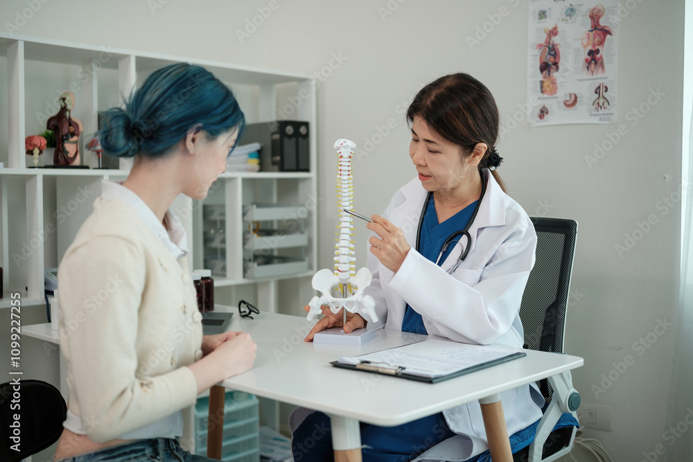 Obraz premium A woman is sitting at a desk with a doctor