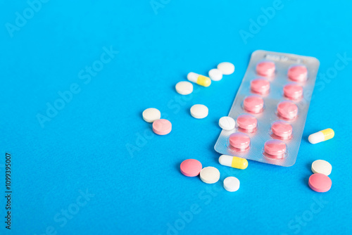Canvastavla Blister package with Vitamin on color background