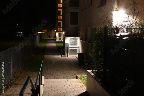 Weg an einem Haus bei Nacht