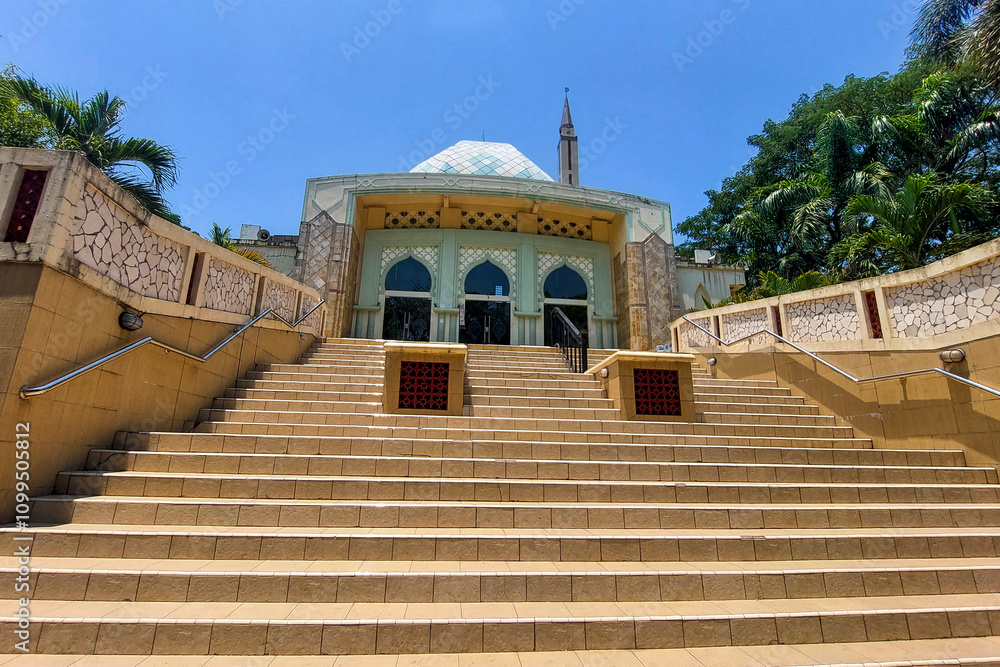 Obraz premium Ceramic stairs of a modern mosque against a blue sky