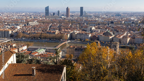 paysage urbain, vue sur la ville de Lyon dans le Rhône en France en automne photo