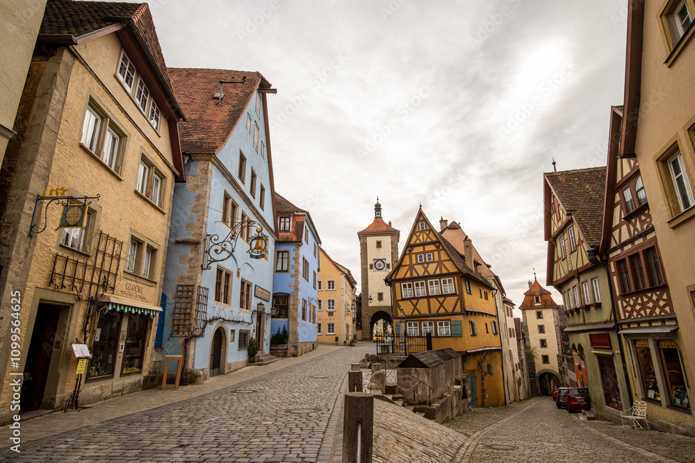 Fototapeta premium Verwinkelte, mittelalterliche Gassen in Rothenburg ob der Tauber
