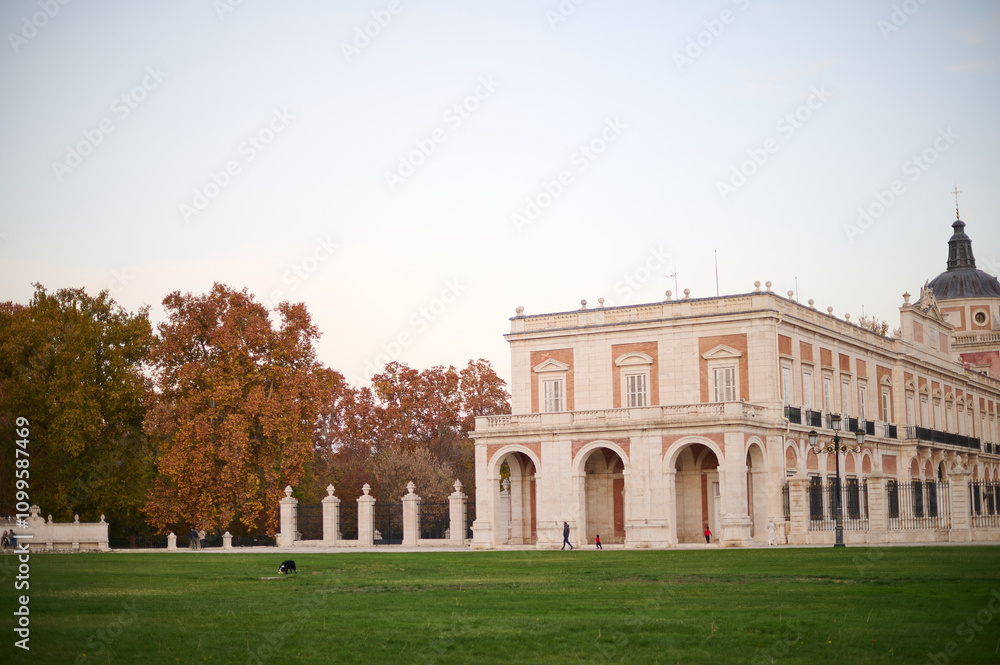 Obraz premium A tourist photographing the Royal Palace of Aranjuez in autumn, Madrid, Spain