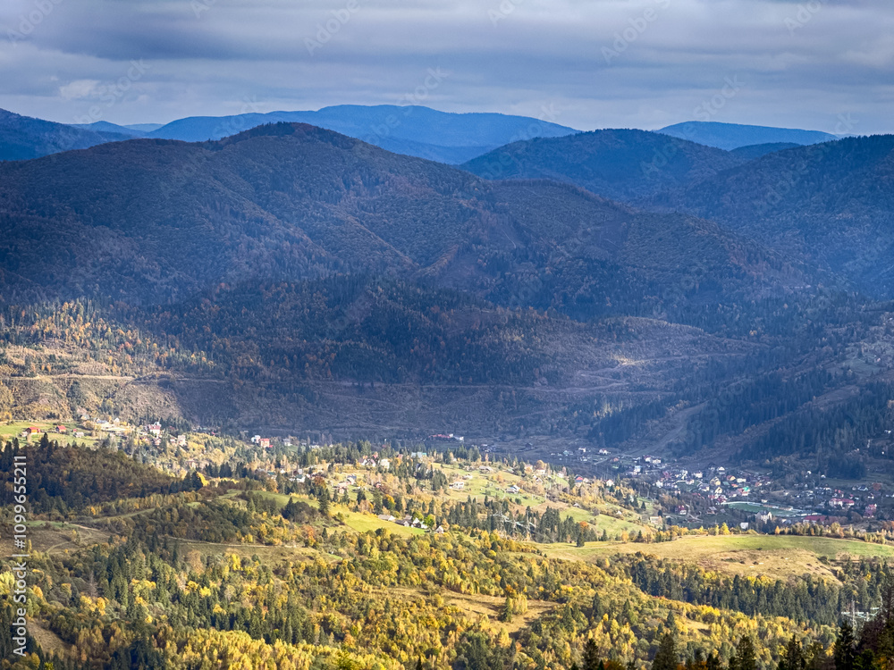 Obraz premium The landscape of Carpathian Mountains in the sunny weather. Perfect weather condition in the autumn season