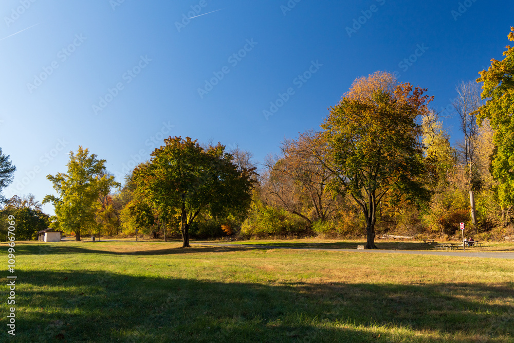 Fototapeta premium Valley Forge park with a bench and a sign