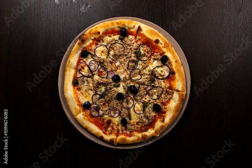 Pizza mit Gemüse Zucchini, Oliven und Auberginen photo