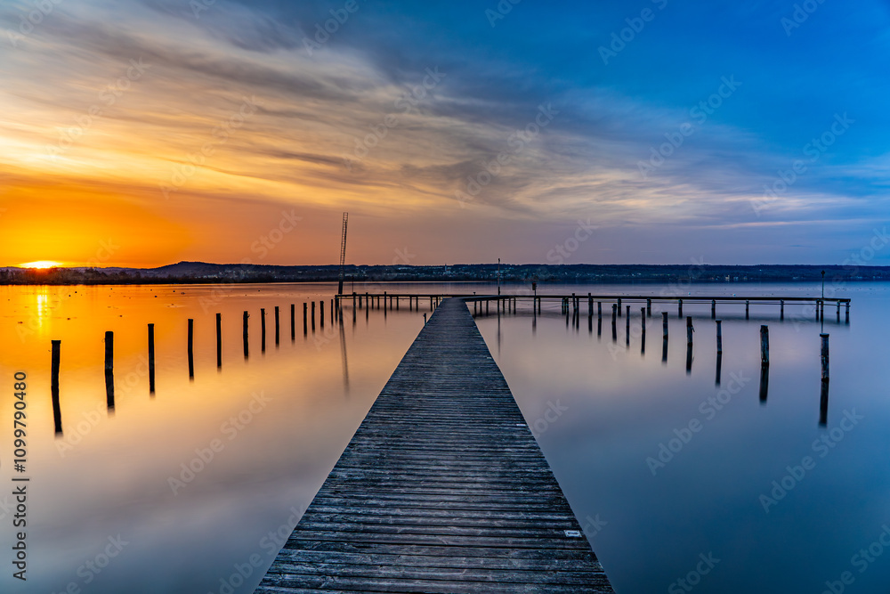 Fototapeta premium Warm und Kalt - Sonnenuntergang am Ammersee