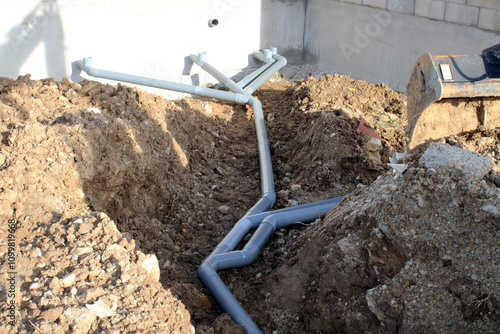 Tuyaux d'évacuation pluvial et eaux usées de la maison, chantier en construction photo