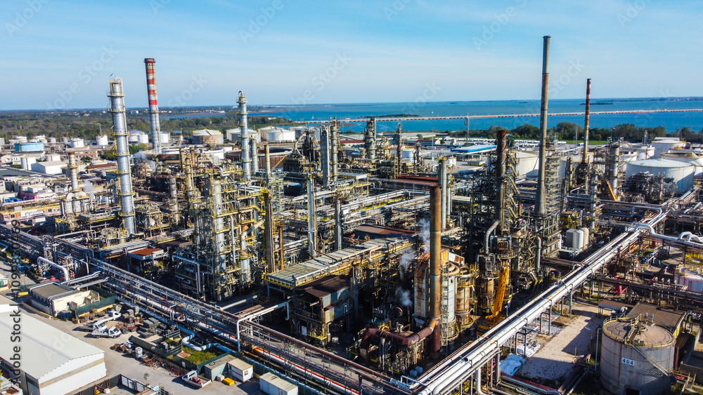 Obraz premium Visão aérea da Central Elétrica de Hidrogênio Fusina, em Veneza, Itália, destacando a moderna infraestrutura industrial voltada para a produção de energia limpa e sustentável