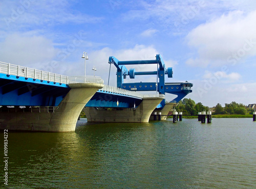 Obraz na płótnie Die kombinierte Straßen- und Eisenbahn-Klappbrücke über den Peenestrom in Wolgast w salonie