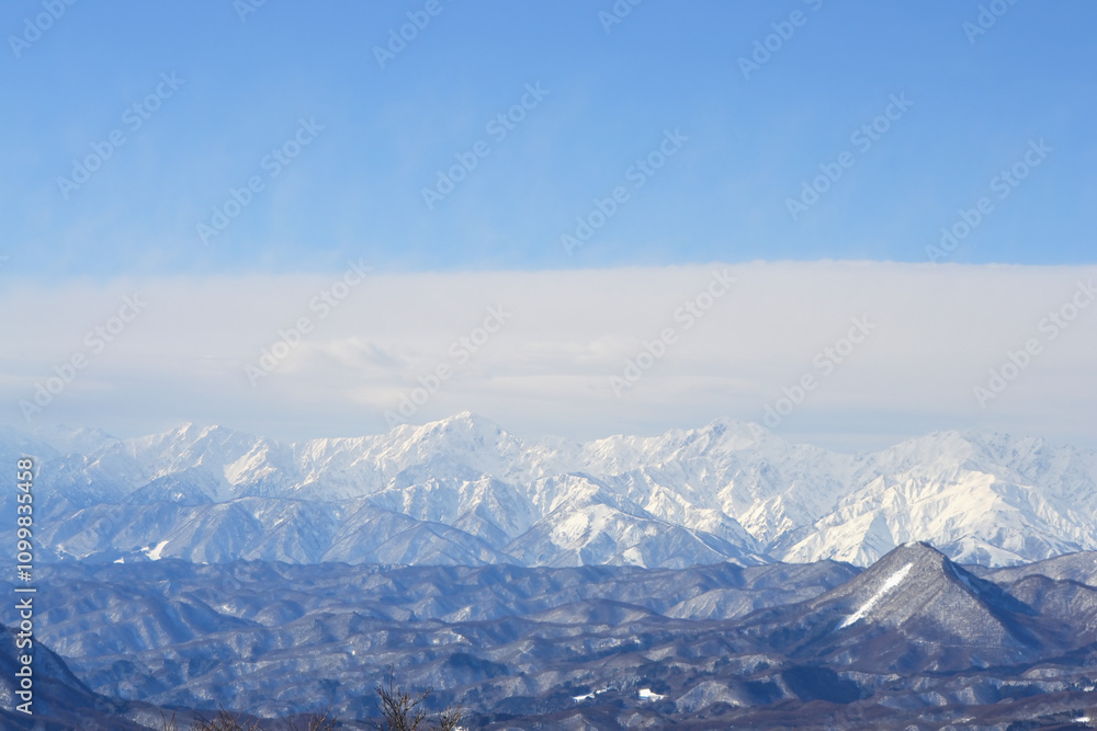 Fototapeta premium 雪山の壮大な景色