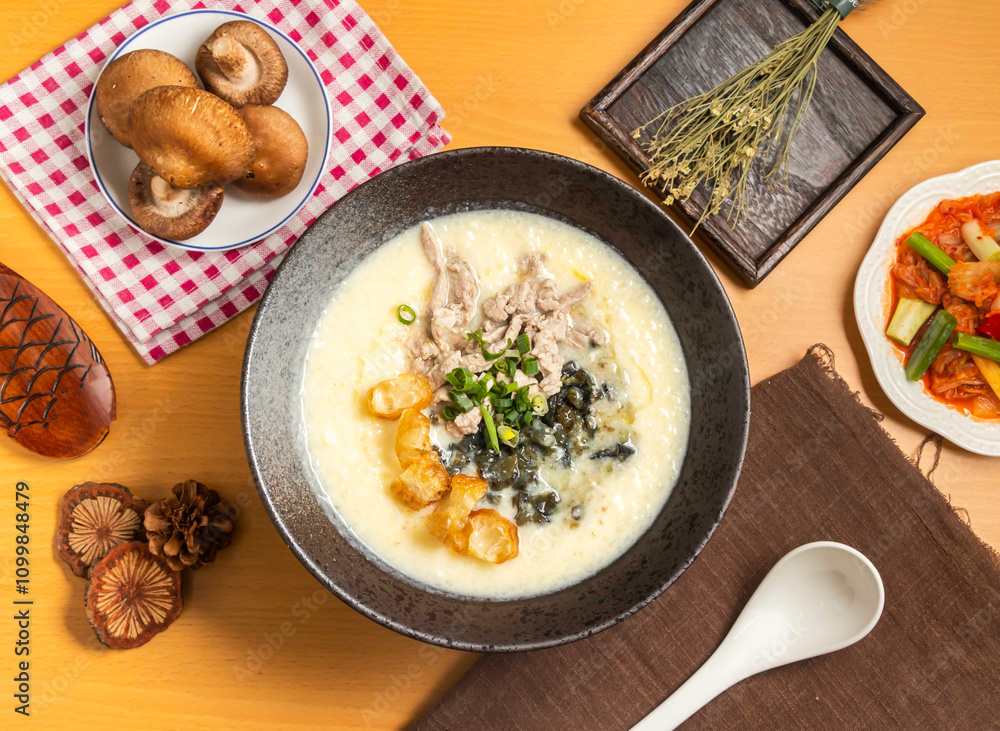 Φωτογραφία Century Egg and Lean Meat Porridge with mushroom,chopsticks and spoon served in