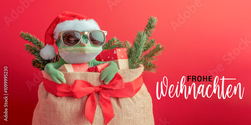 Frohe Weihnachten Urlaub Winter Grußkarte mit deutschem Text - Cooles Chamäleon Reptil mit Weihnachtsmannmütze und Sonnenbrille und Geschenken, isoliert auf rotem Hintergrund photo