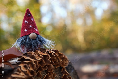 Obraz na płótnie Wichtes auf einem Holzstamm sitzend