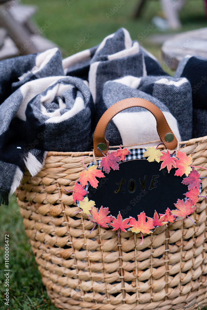 Φωτογραφία rattan bucket of blue and white checkered blankets to be used at chilly outdoor