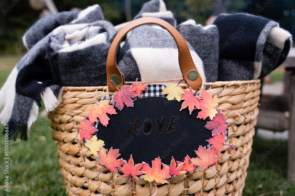 Φωτογραφία rattan bucket of blue and white checkered blankets to be used at chilly outdoor