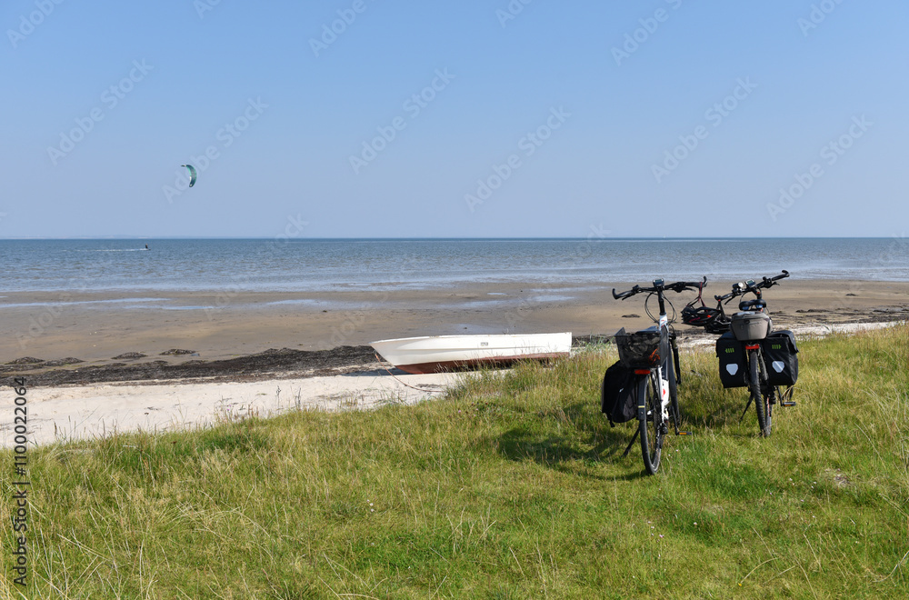 Fototapeta premium Fahrrad Stop am Fjord Nissum Bredning in Dänemark 