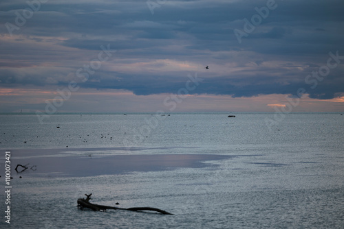 cielo nuvoloso al tramonto sul mare Adriatico calmo photo