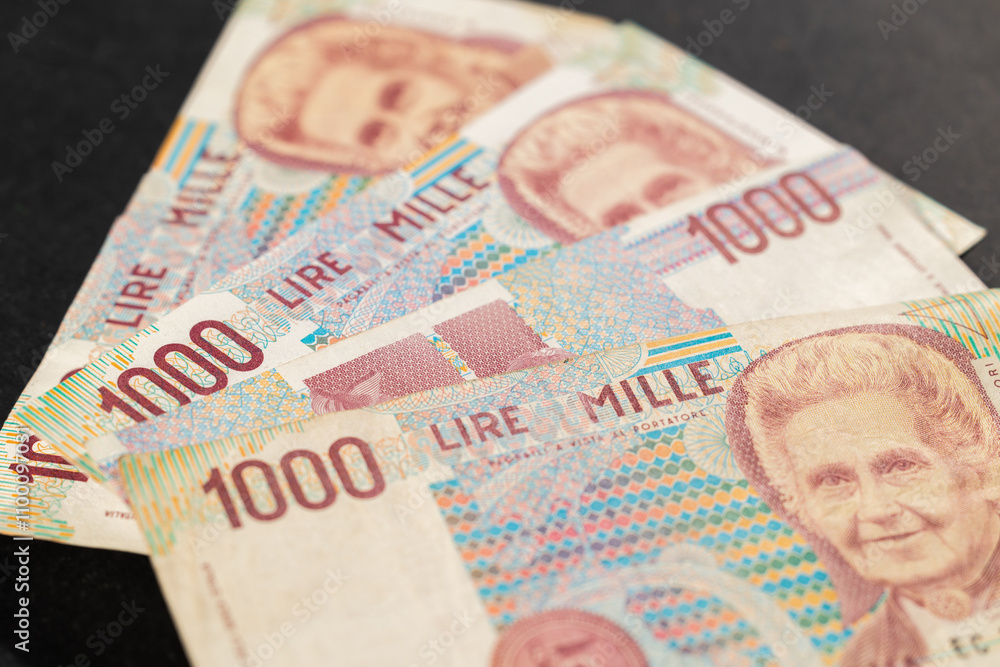 vista macro di alcuni esemplari di banconote di vecchie mille lire italiane