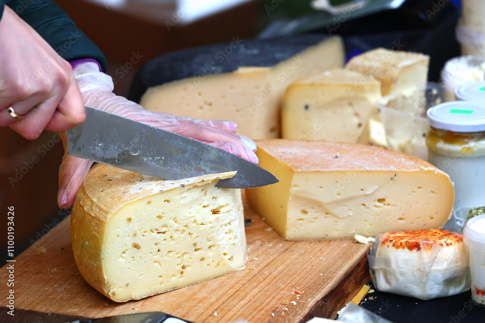 Fototapeta premium Żółty ser z domowej wytwórni, zdrowa żywność