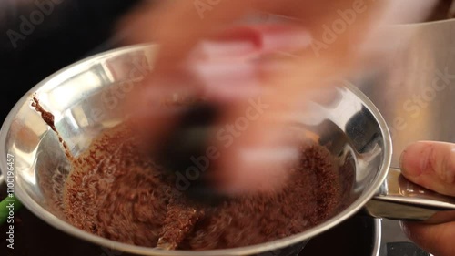 Macinare a mano gli ingredienti per la torta