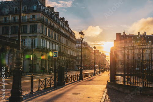 Fototapeta Naklejka Na Ścianę i Meble -  Early morning and sunrise on the streets of Paris, France