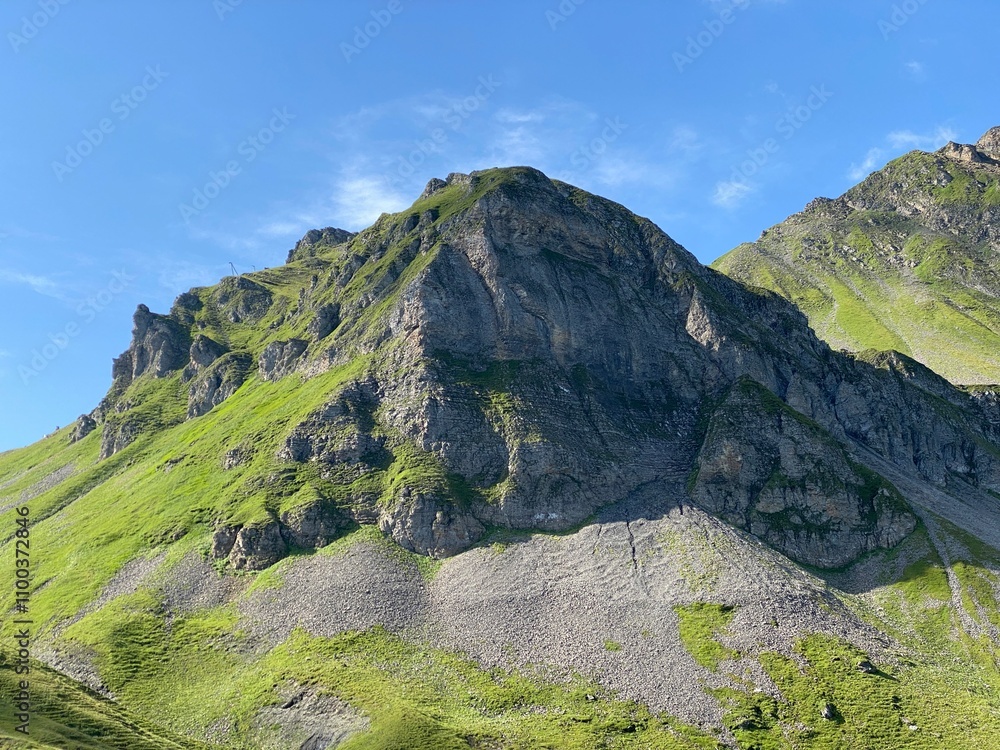 Obraz premium Rocky alpine peaks above Lake Melchsee or Melch Lake in the Uri Alps mountain massif, Kerns - Canton of Obwald, Switzerland (Kanton Obwalden, Schweiz)