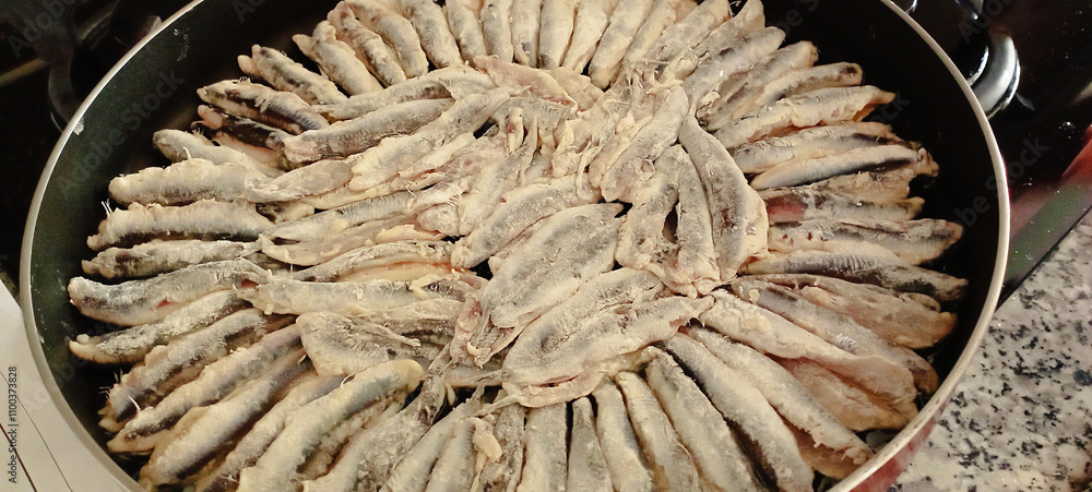 Naklejka premium fried anchovies in a frying pan, fried anchovies (TURKEY anchovies), anchovy fish, fried anchovies in a salad plate, collage from different photos of delicious seafood