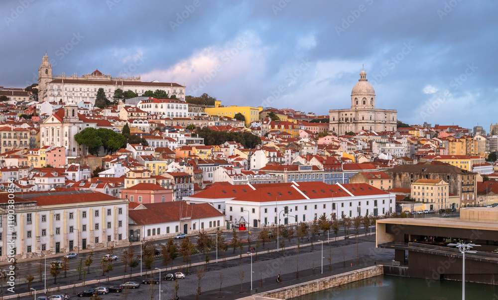 Obraz premium Panoramic Exposure done from a Cruise ship in the Cruise Ship terminal in Lisbon, of the Alfama neighborhood upon departure on the tagus river, Portugal