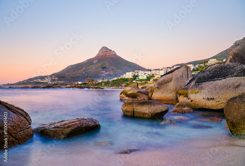 Obraz na płótnie Sunset view of Lion's Head and Camps Bay from Beta Beach, Cape Town, South Africa w salonie