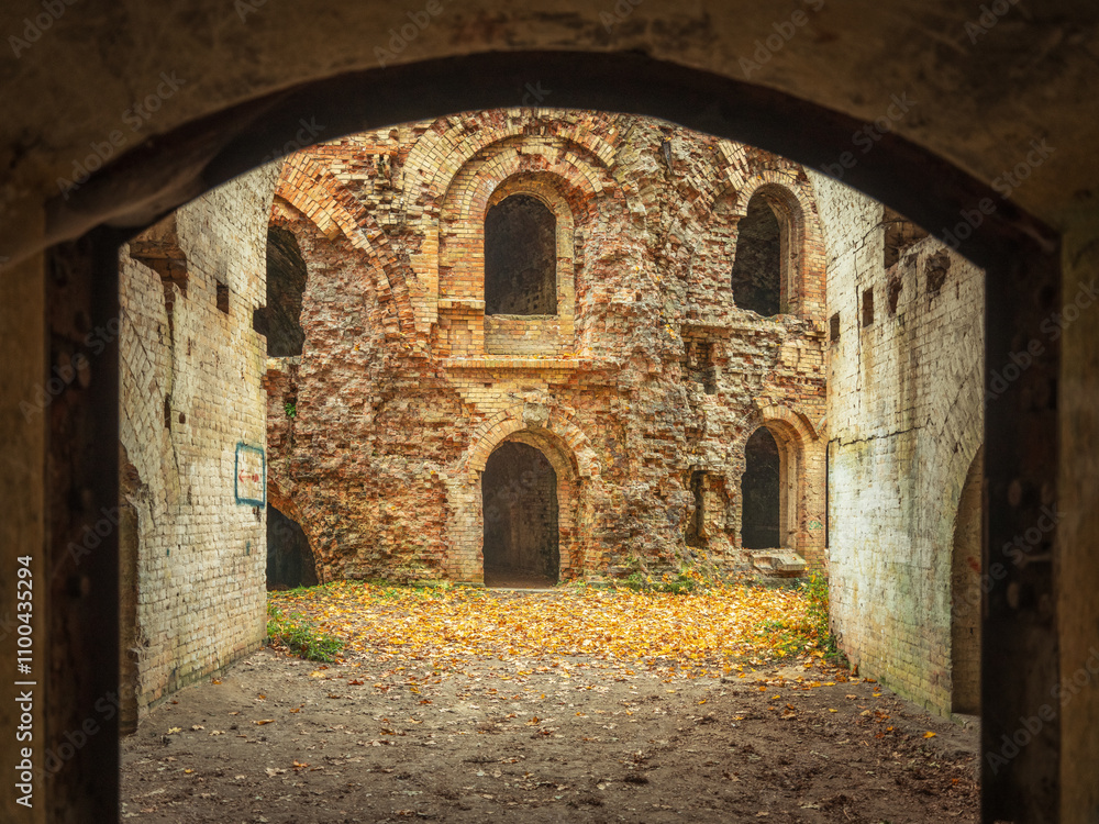 Obraz premium view under arc to windows in brick wall of old fortress