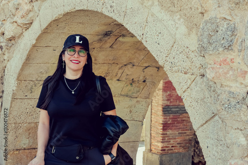 Mujer latina sonriente abajo de un puente photo