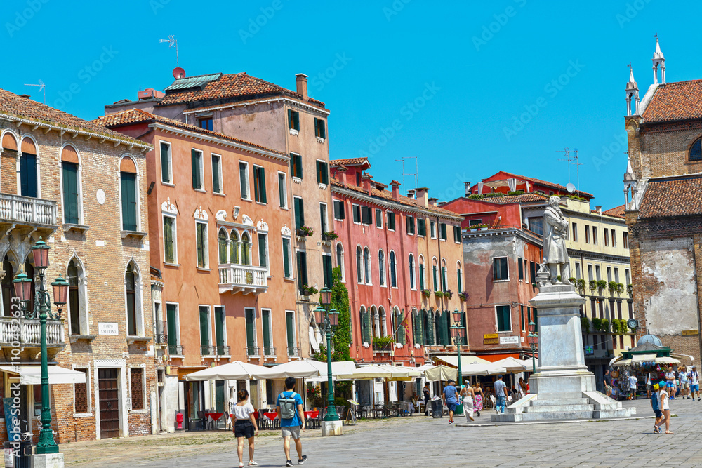 Fototapeta premium Campo Santo Stefano im Sestiere von San Marco, Venedig, Italien
