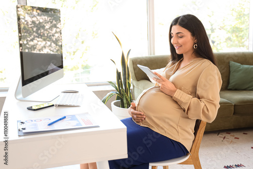 Pregnant businesswoman work...