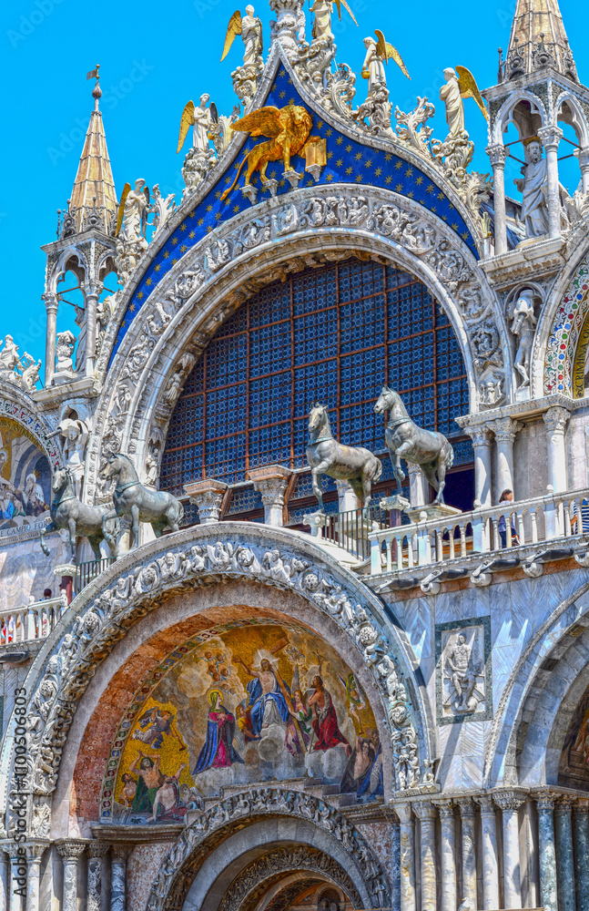 Fototapeta premium Die Aussenfassade des Markusdoms, Venedig